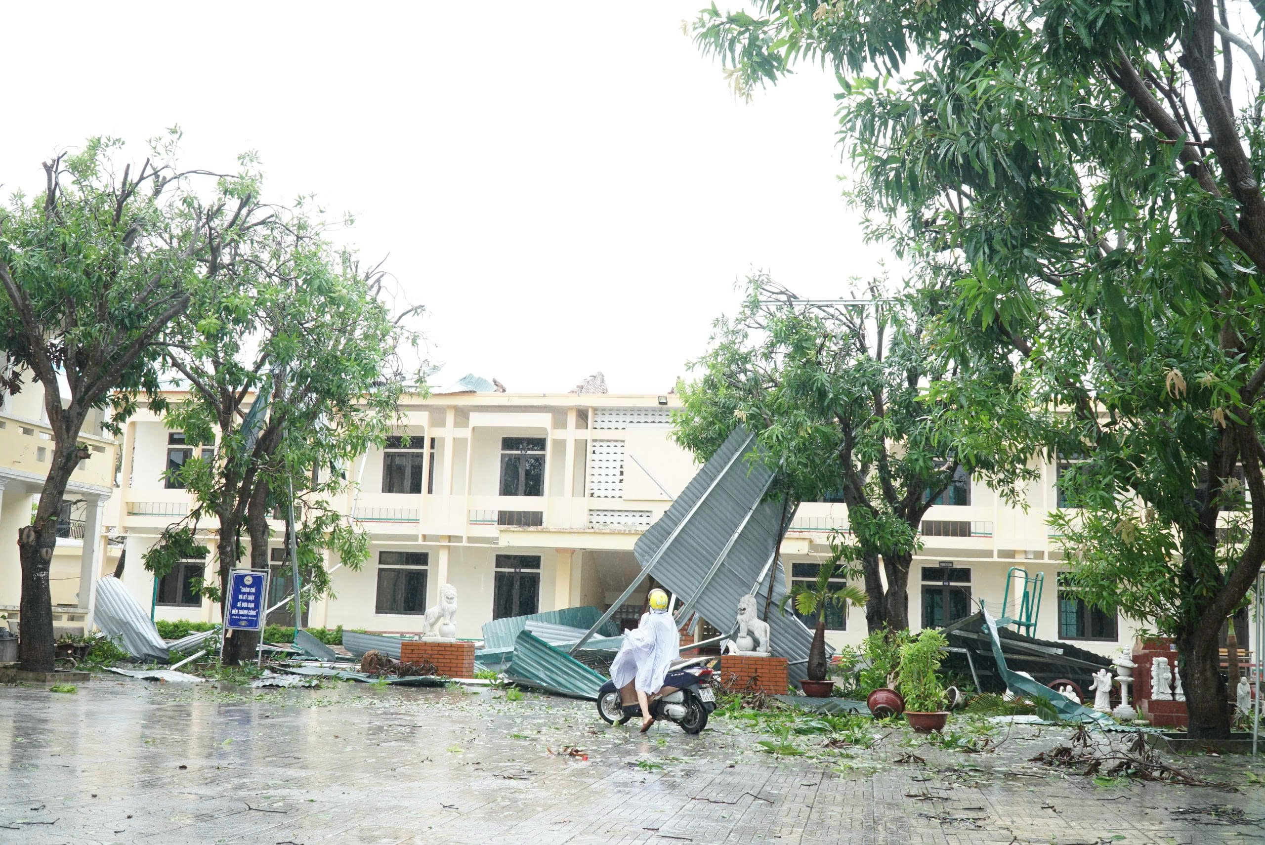 Nhiều trường học ở Nghệ An tốc mái, hư hỏng nặng sau bão BuaLoi- Ảnh 7.