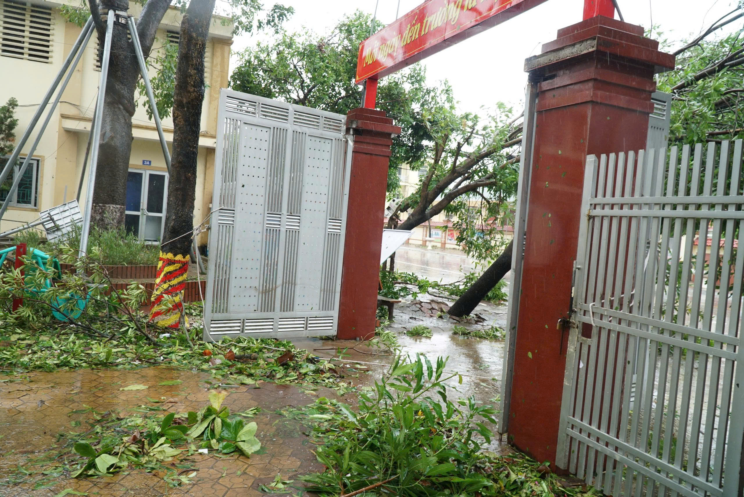 Nhiều trường học ở Nghệ An tốc mái, hư hỏng nặng sau bão BuaLoi- Ảnh 9.