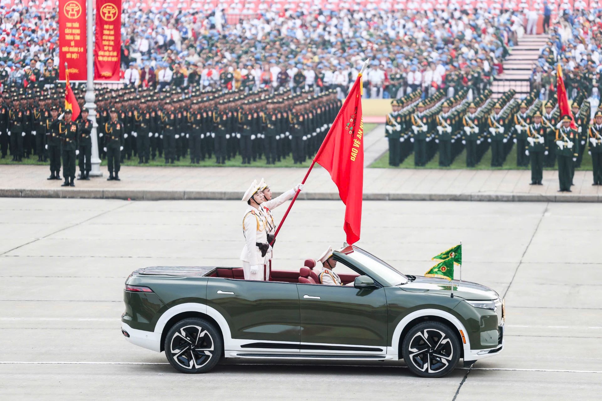 Xe điện Việt kiêu hãnh trong đội hình diễu binh 2/9: Khoảnh khắc tự hào không thể quên - Ảnh 3.