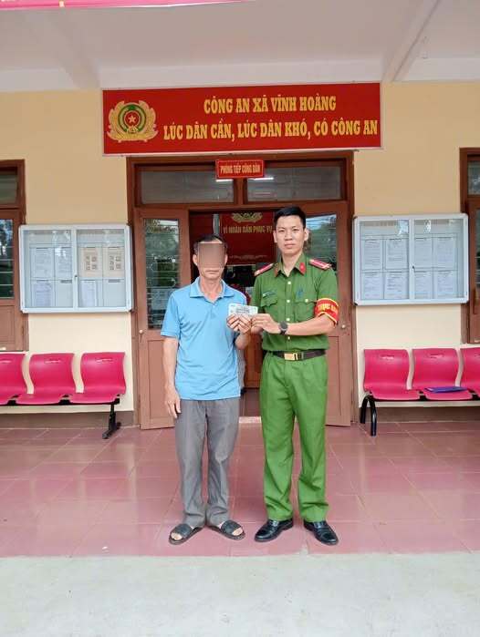 Phát hiện số tiền lớn ở cây ATM, người đàn ông vội trình báo công an- Ảnh 1. Phát hiện số tiền lớn ở cây ATM, người đàn ông vội trình báo công an- Ảnh 1.