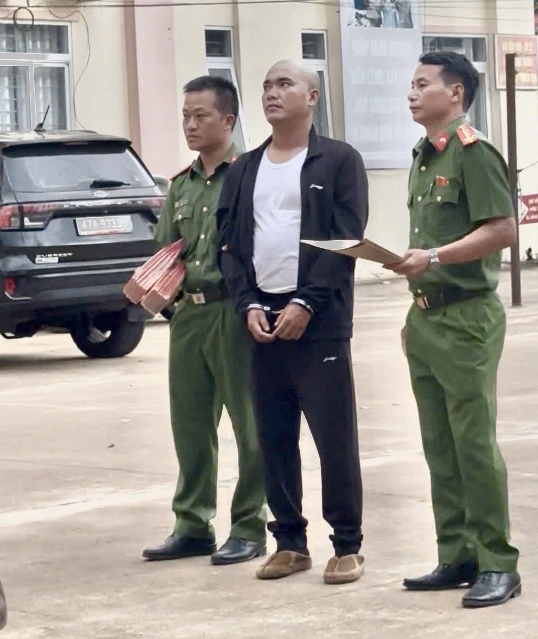 Bắt khẩn cấp thanh niên giả danh sư thầy để lừa nhiều phụ nữ - Ảnh 1.