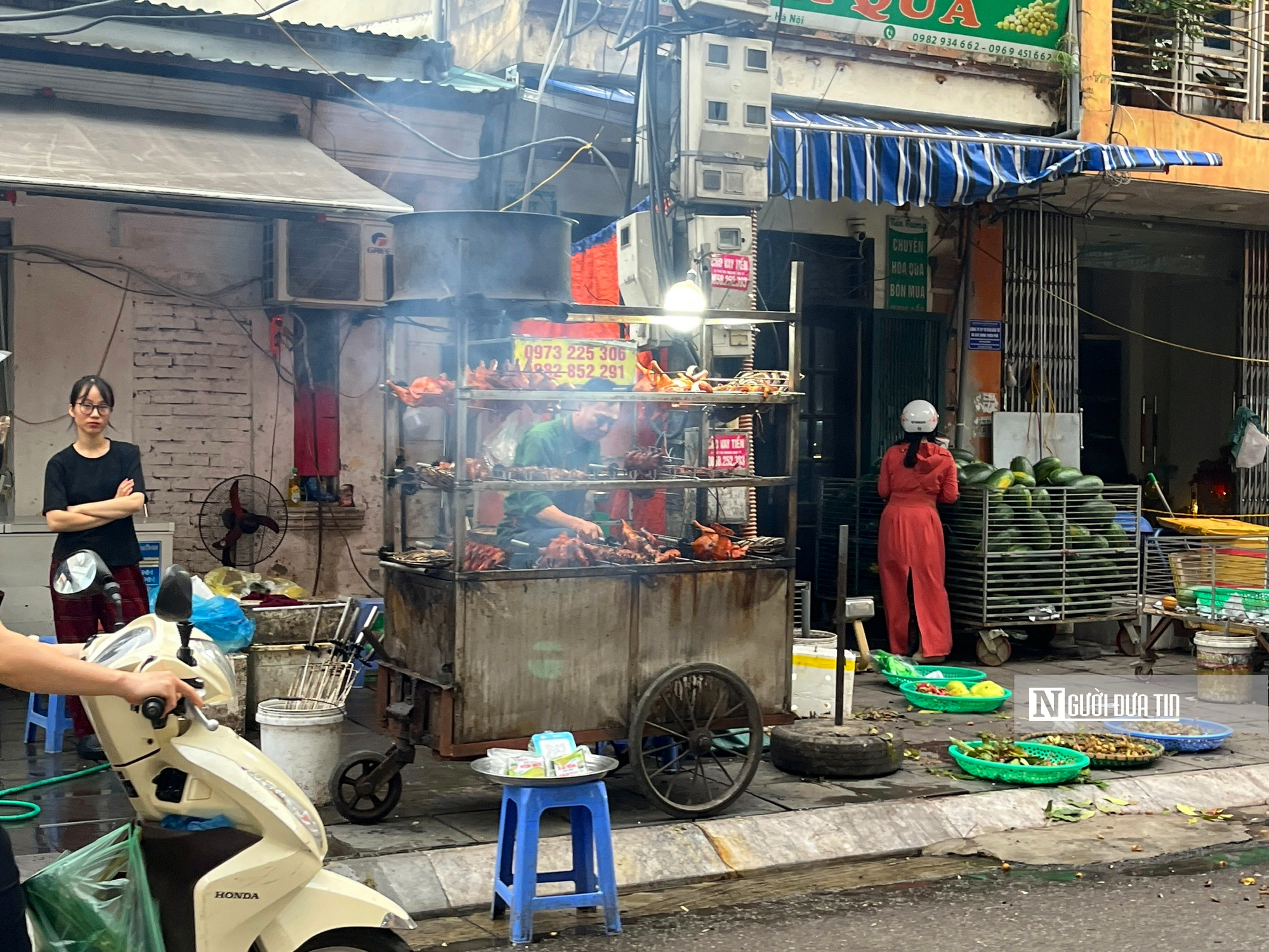 Khói nướng vỉa hè bao trùm nhiều tuyến phố Tp.Hà Nội, người dân “ngộp thở” mỗi chiều tối - Ảnh 1.