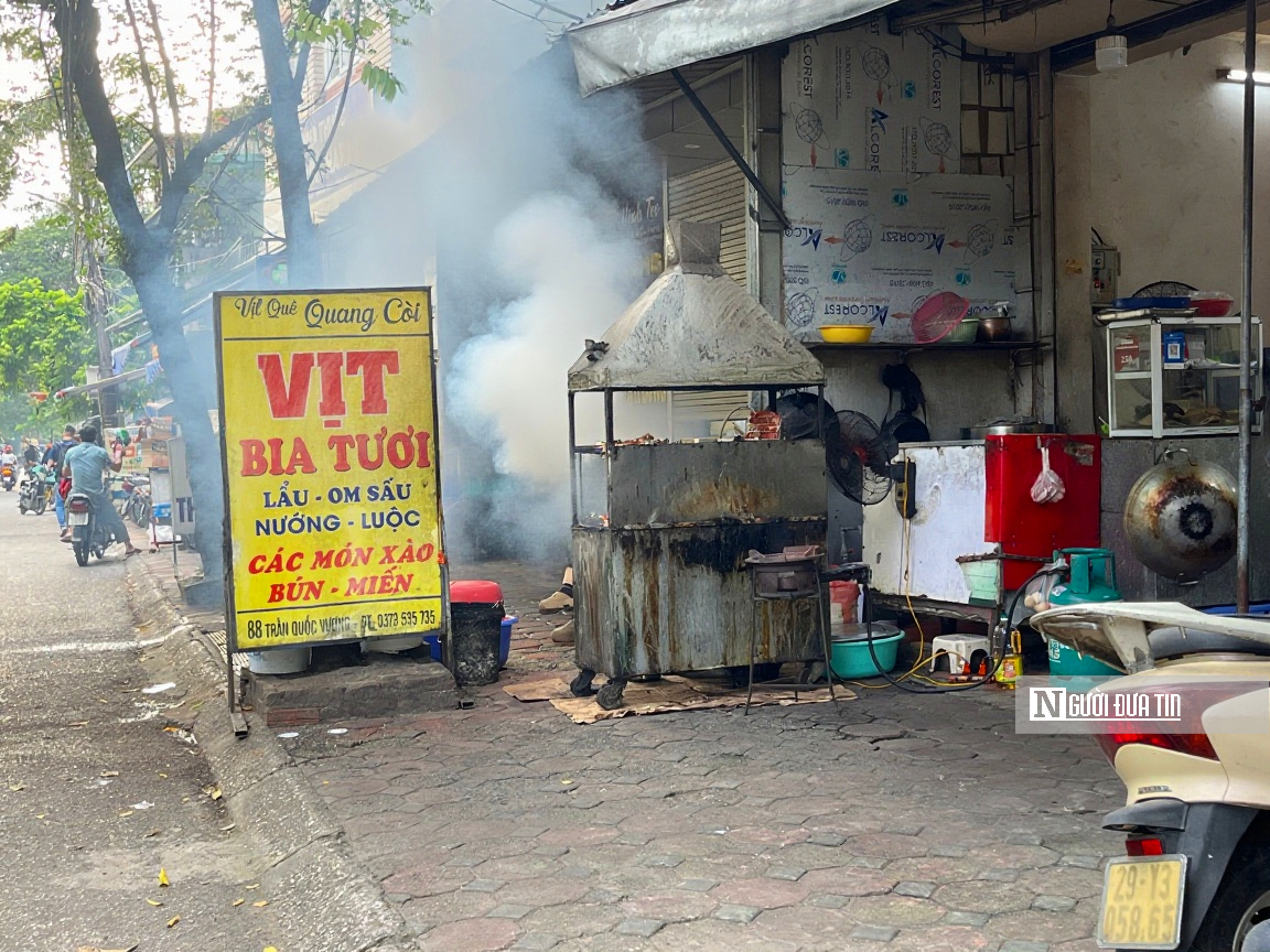 Khói nướng vỉa hè bao trùm nhiều tuyến phố Tp.Hà Nội, người dân “ngộp thở” mỗi chiều tối - Ảnh 2.