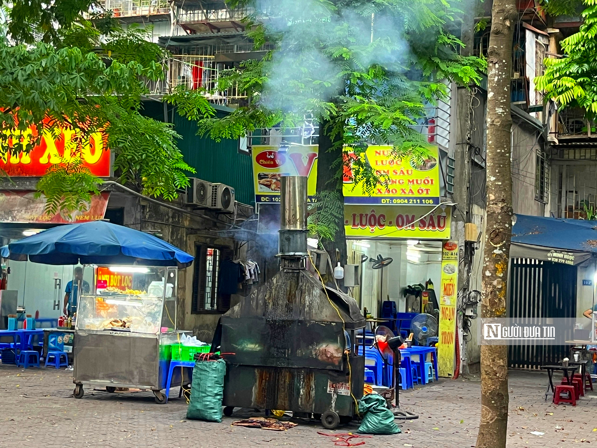 Khói nướng vỉa hè bao trùm nhiều tuyến phố Tp.Hà Nội, người dân “ngộp thở” mỗi chiều tối - Ảnh 4.