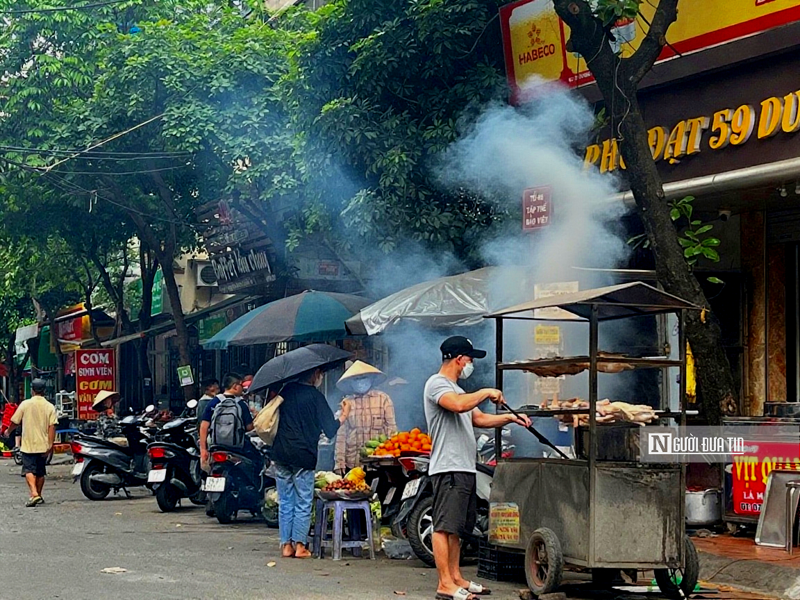 Khói nướng vỉa hè bao trùm nhiều tuyến phố Tp.Hà Nội, người dân “ngộp thở” mỗi chiều tối - Ảnh 5.