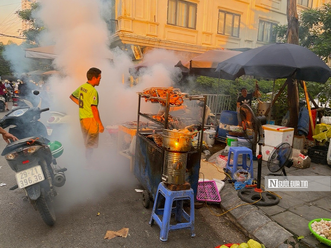 Khói nướng vỉa hè bao trùm nhiều tuyến phố Tp.Hà Nội, người dân “ngộp thở” mỗi chiều tối - Ảnh 7.