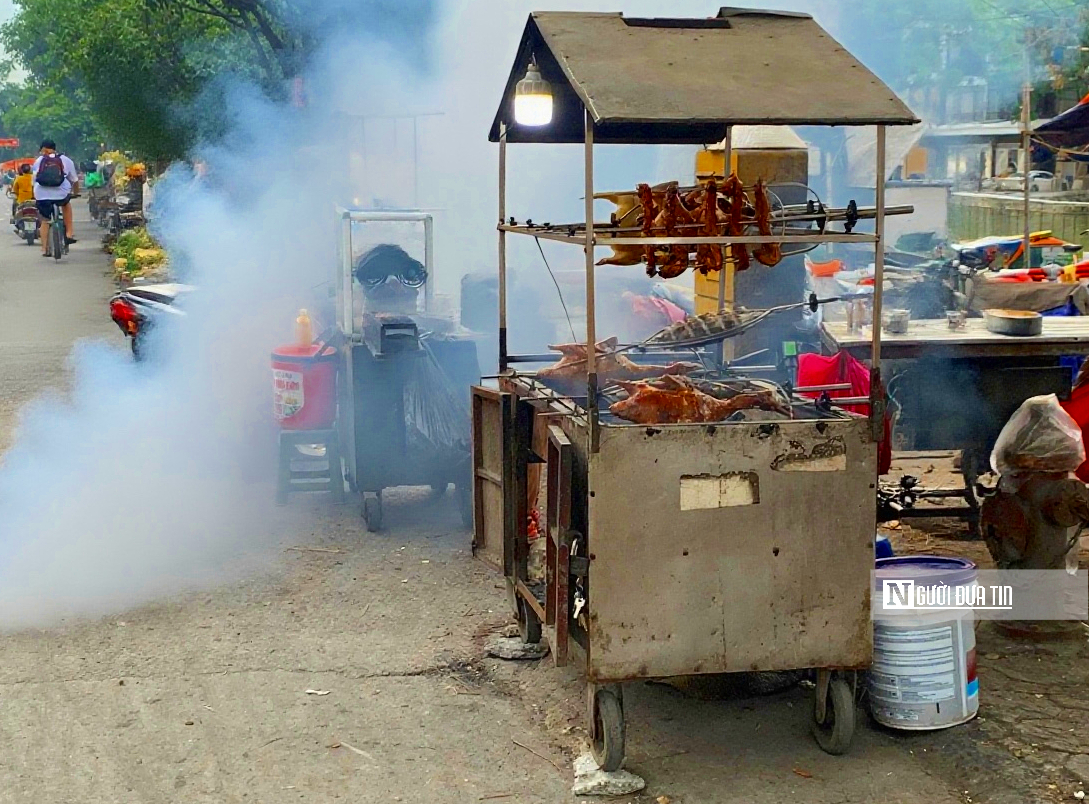 Khói nướng vỉa hè bao trùm nhiều tuyến phố Tp.Hà Nội, người dân “ngộp thở” mỗi chiều tối - Ảnh 8.