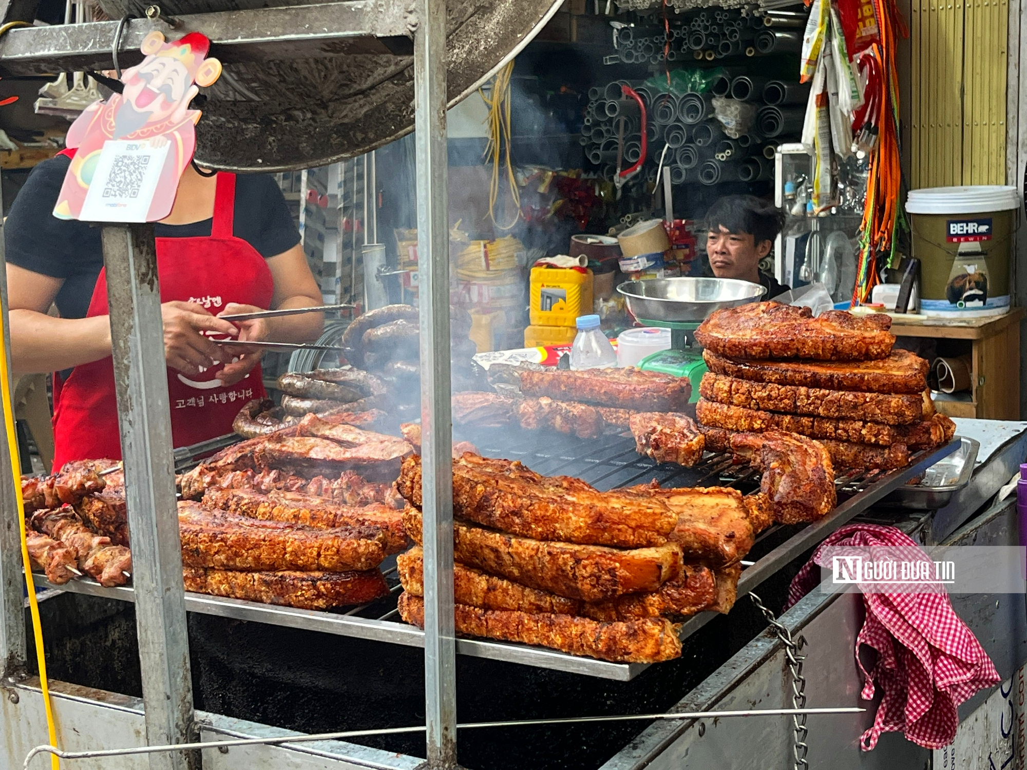 Khói nướng vỉa hè bao trùm nhiều tuyến phố Tp.Hà Nội, người dân “ngộp thở” mỗi chiều tối - Ảnh 11.