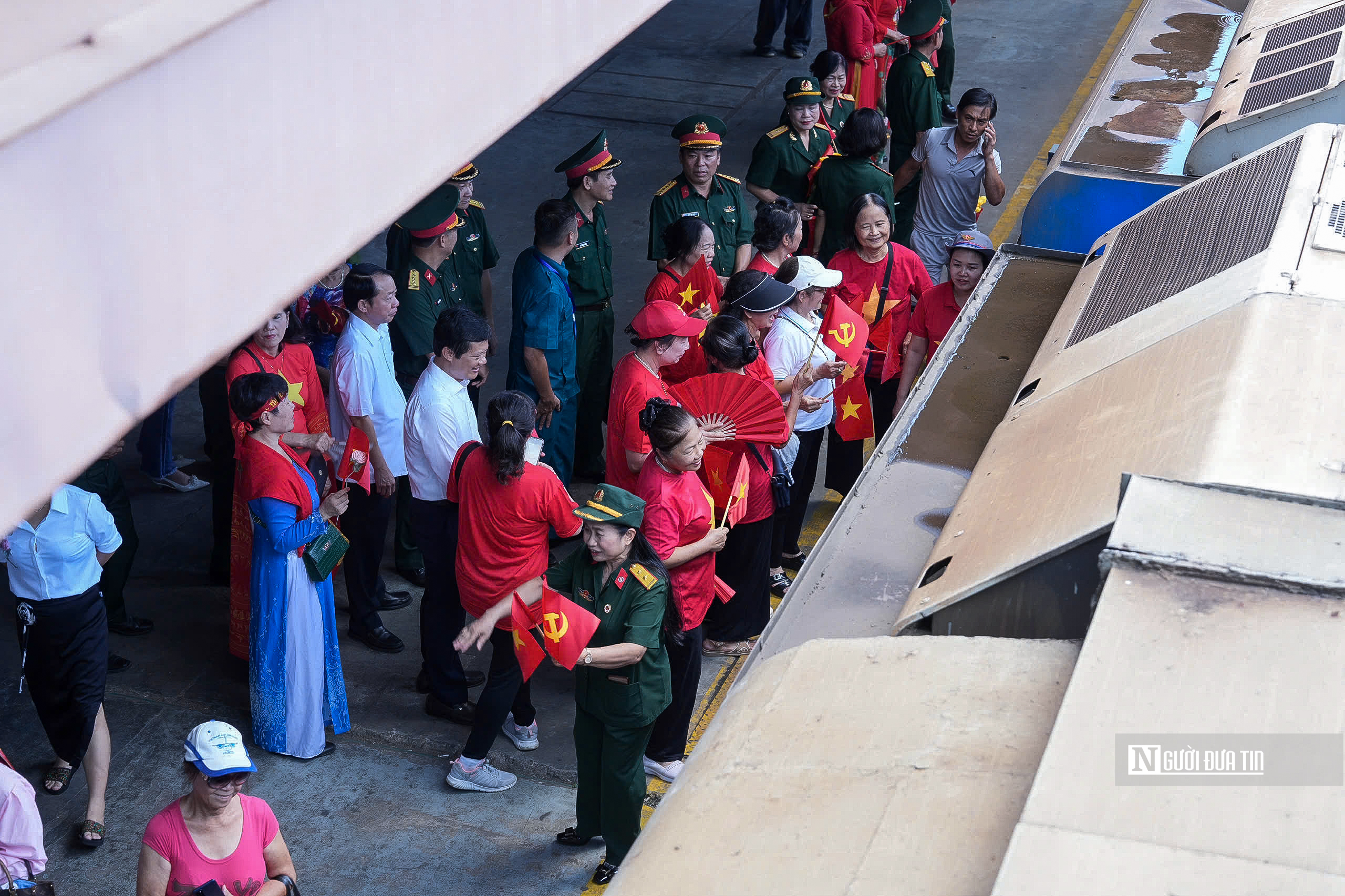 Hà Nội: Người dân lưu luyến chào tạm biệt các chiến sĩ sau nhiệm vụ A80- Ảnh 7. Hà Nội: Người dân lưu luyến chào tạm biệt các chiến sĩ sau nhiệm vụ A80- Ảnh 7.