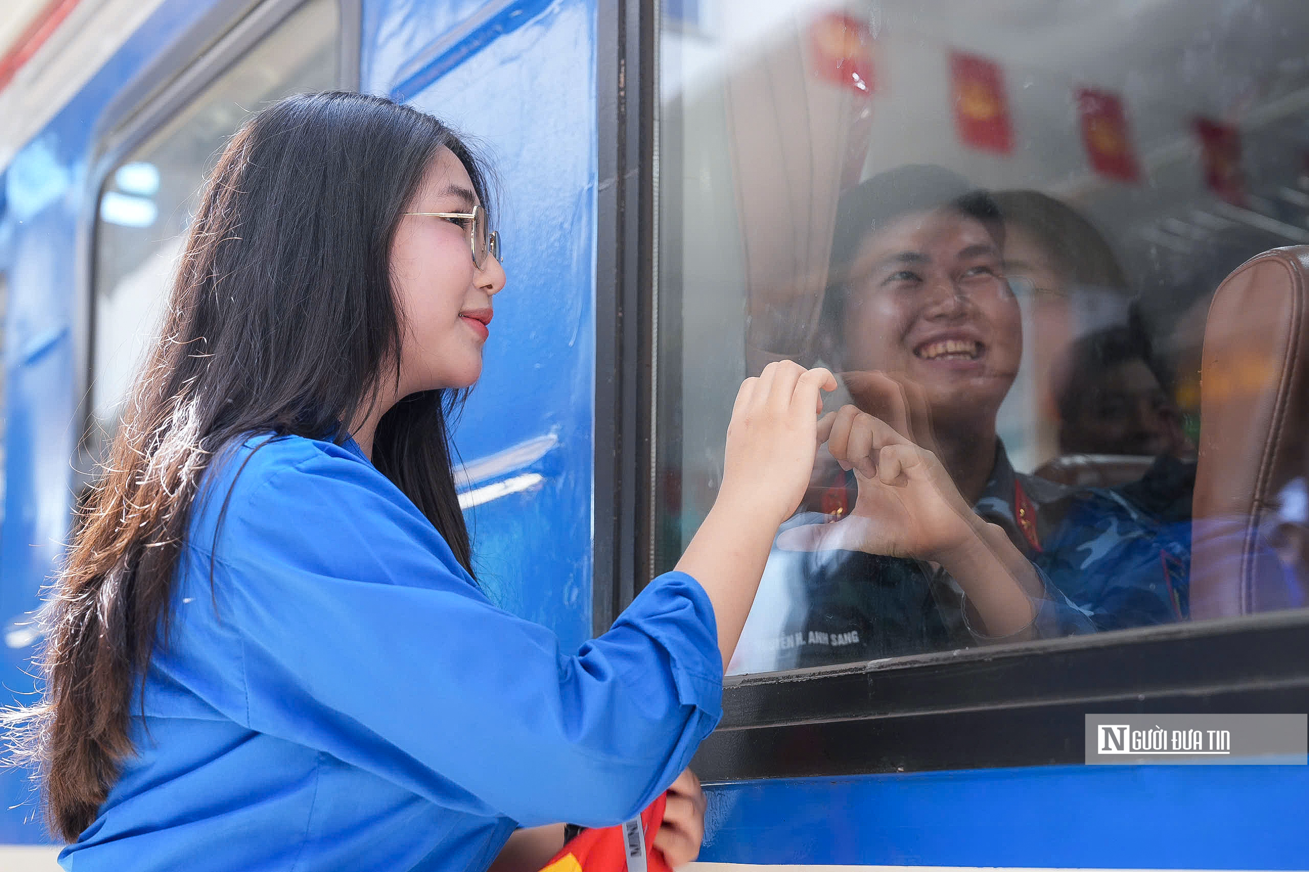 Hà Nội: Người dân lưu luyến chào tạm biệt các chiến sĩ sau nhiệm vụ A80- Ảnh 12. Hà Nội: Người dân lưu luyến chào tạm biệt các chiến sĩ sau nhiệm vụ A80- Ảnh 12.