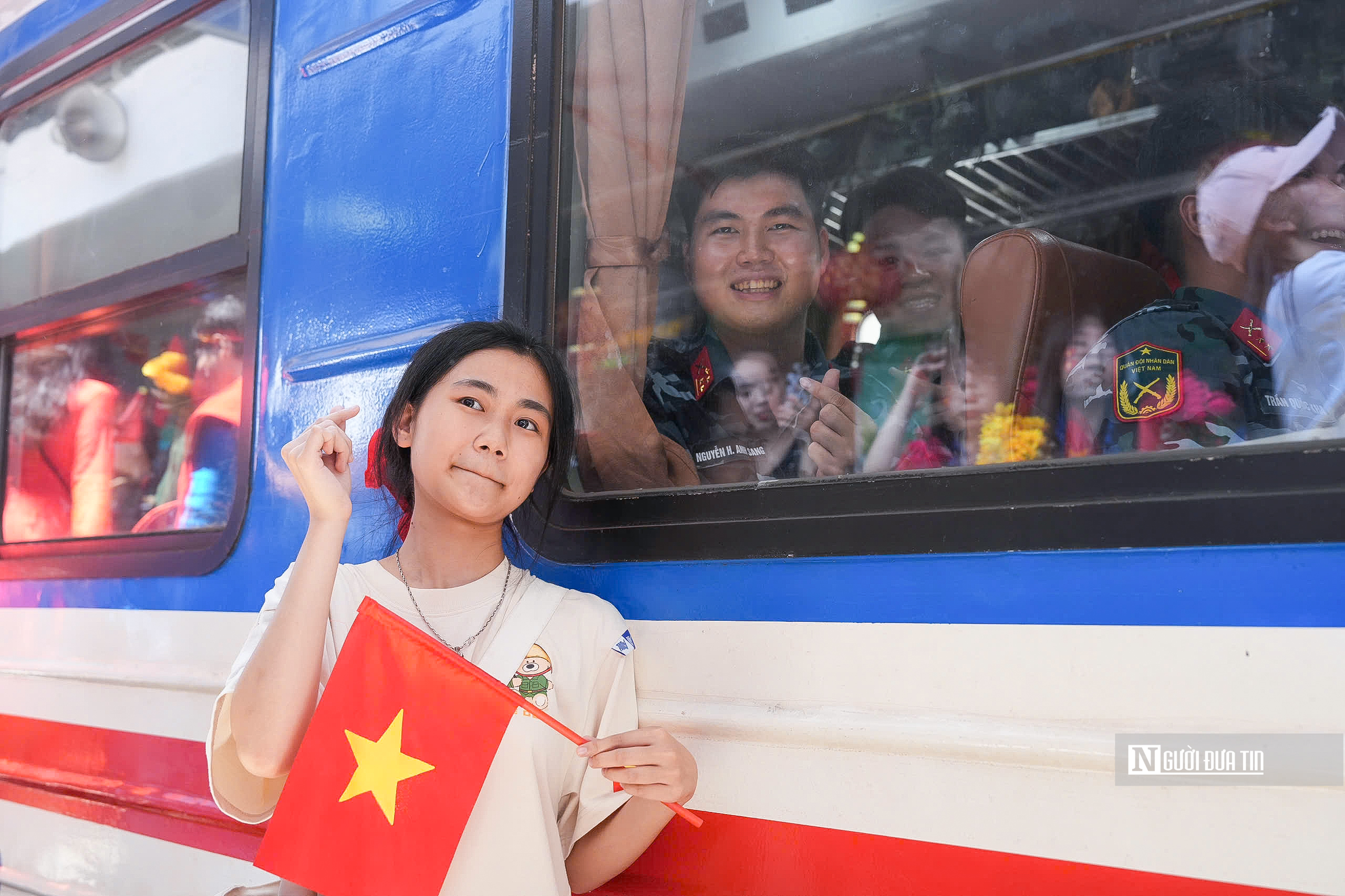 Hà Nội: Người dân lưu luyến chào tạm biệt các chiến sĩ sau nhiệm vụ A80- Ảnh 16. Hà Nội: Người dân lưu luyến chào tạm biệt các chiến sĩ sau nhiệm vụ A80- Ảnh 16.