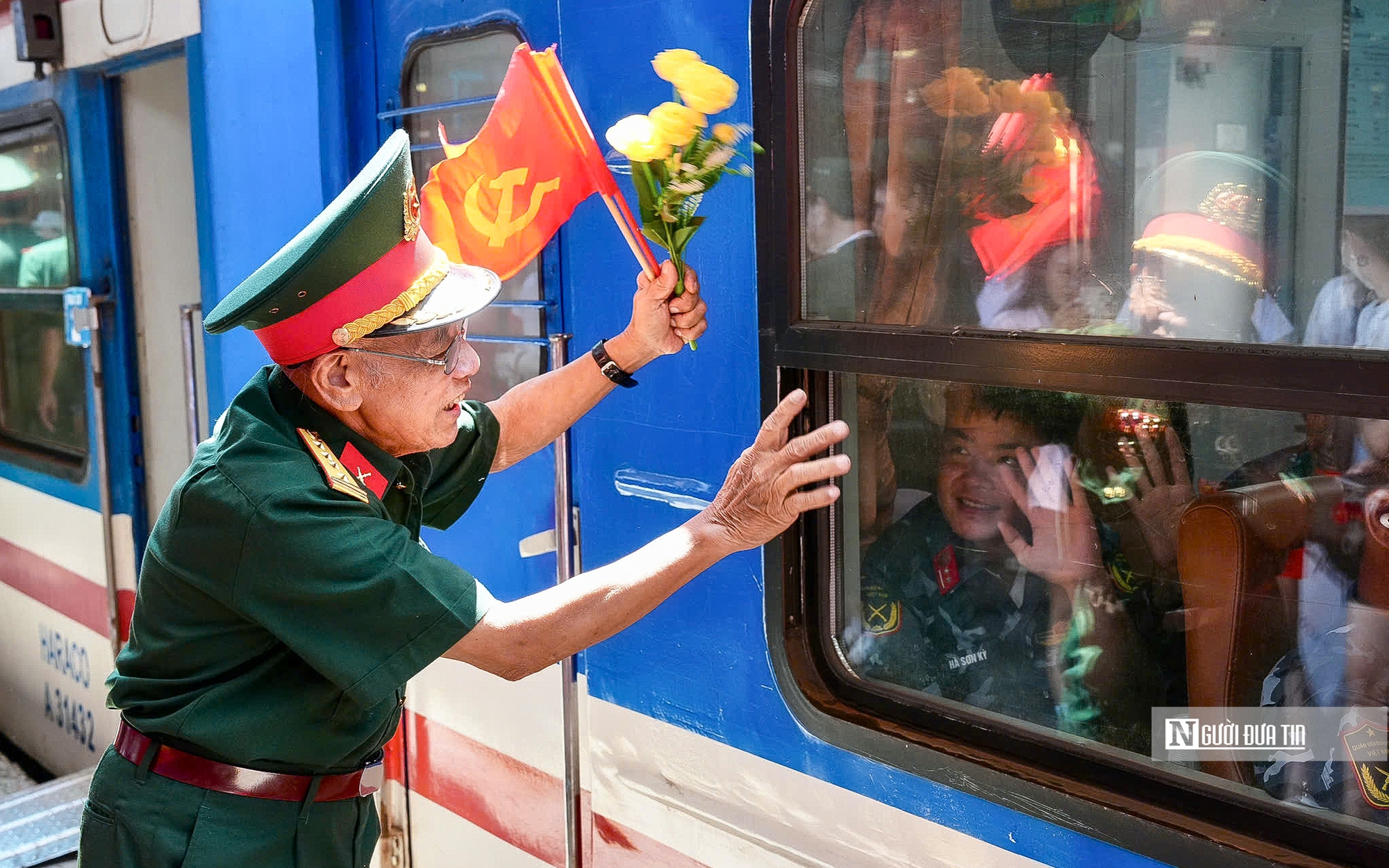 Hàng ngàn bạn trẻ đón Lê Hoàng Hiệp cùng đoàn chiến sĩ trở về từ A80- Ảnh 17.