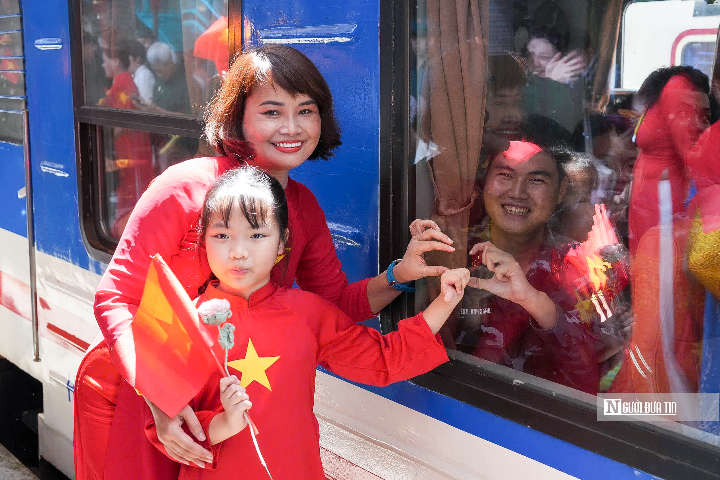 Hà Nội: Người dân lưu luyến chào tạm biệt các chiến sĩ sau nhiệm vụ A80- Ảnh 14. Hà Nội: Người dân lưu luyến chào tạm biệt các chiến sĩ sau nhiệm vụ A80- Ảnh 14.