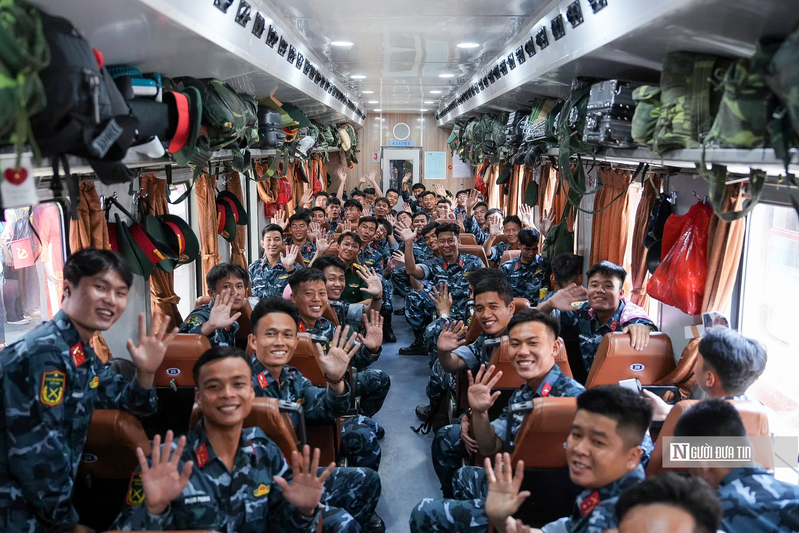 Hà Nội: Người dân lưu luyến chào tạm biệt các chiến sĩ sau nhiệm vụ A80- Ảnh 9. Hà Nội: Người dân lưu luyến chào tạm biệt các chiến sĩ sau nhiệm vụ A80- Ảnh 9.
