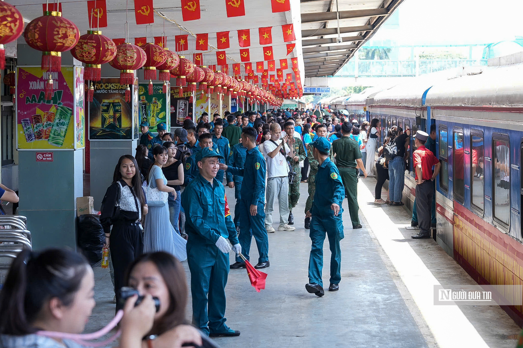 Hà Nội: Người dân lưu luyến chào tạm biệt các chiến sĩ sau nhiệm vụ A80- Ảnh 8. Hà Nội: Người dân lưu luyến chào tạm biệt các chiến sĩ sau nhiệm vụ A80- Ảnh 8.
