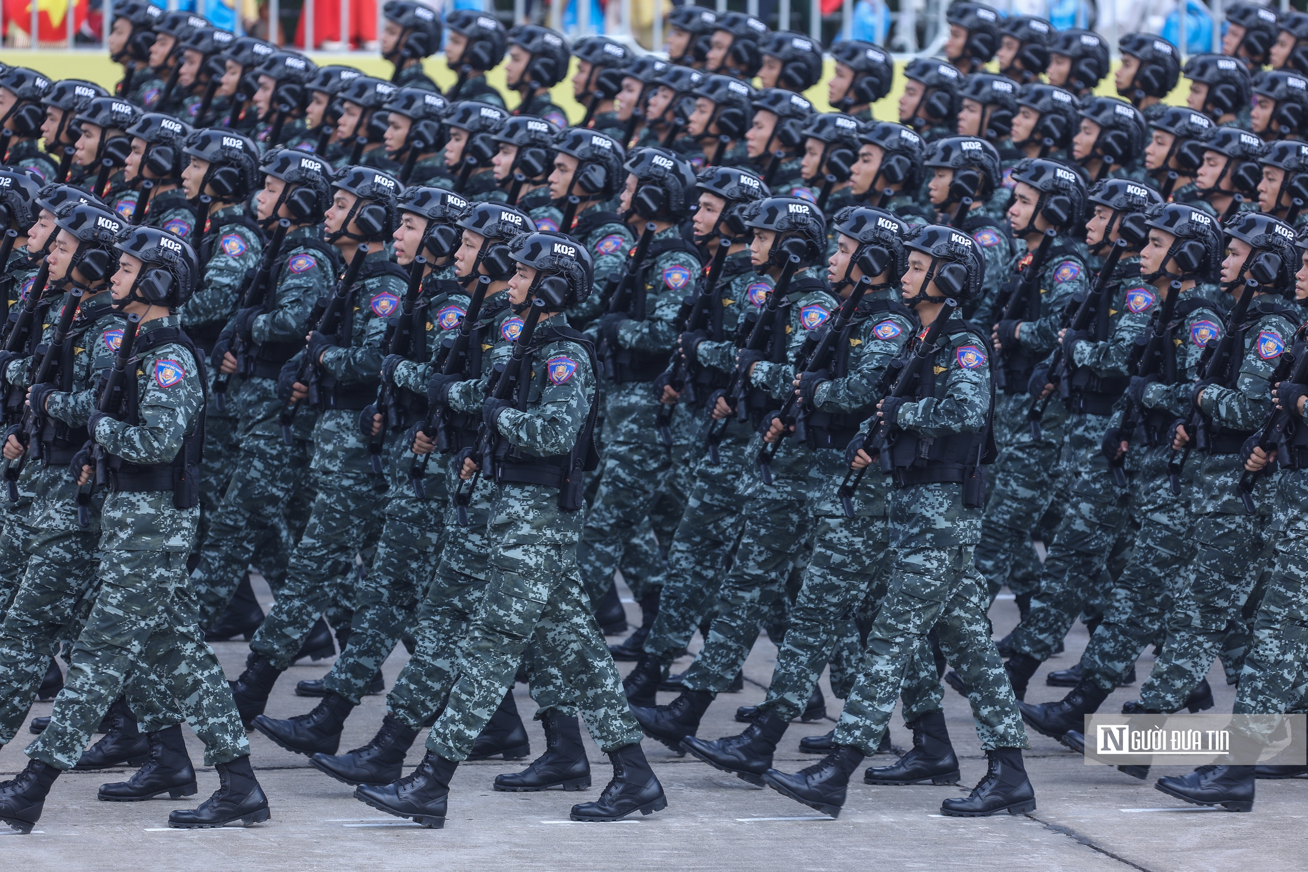 Hà Nội: Người dân lưu luyến chào tạm biệt các chiến sĩ sau nhiệm vụ A80- Ảnh 4. Hà Nội: Người dân lưu luyến chào tạm biệt các chiến sĩ sau nhiệm vụ A80- Ảnh 4.