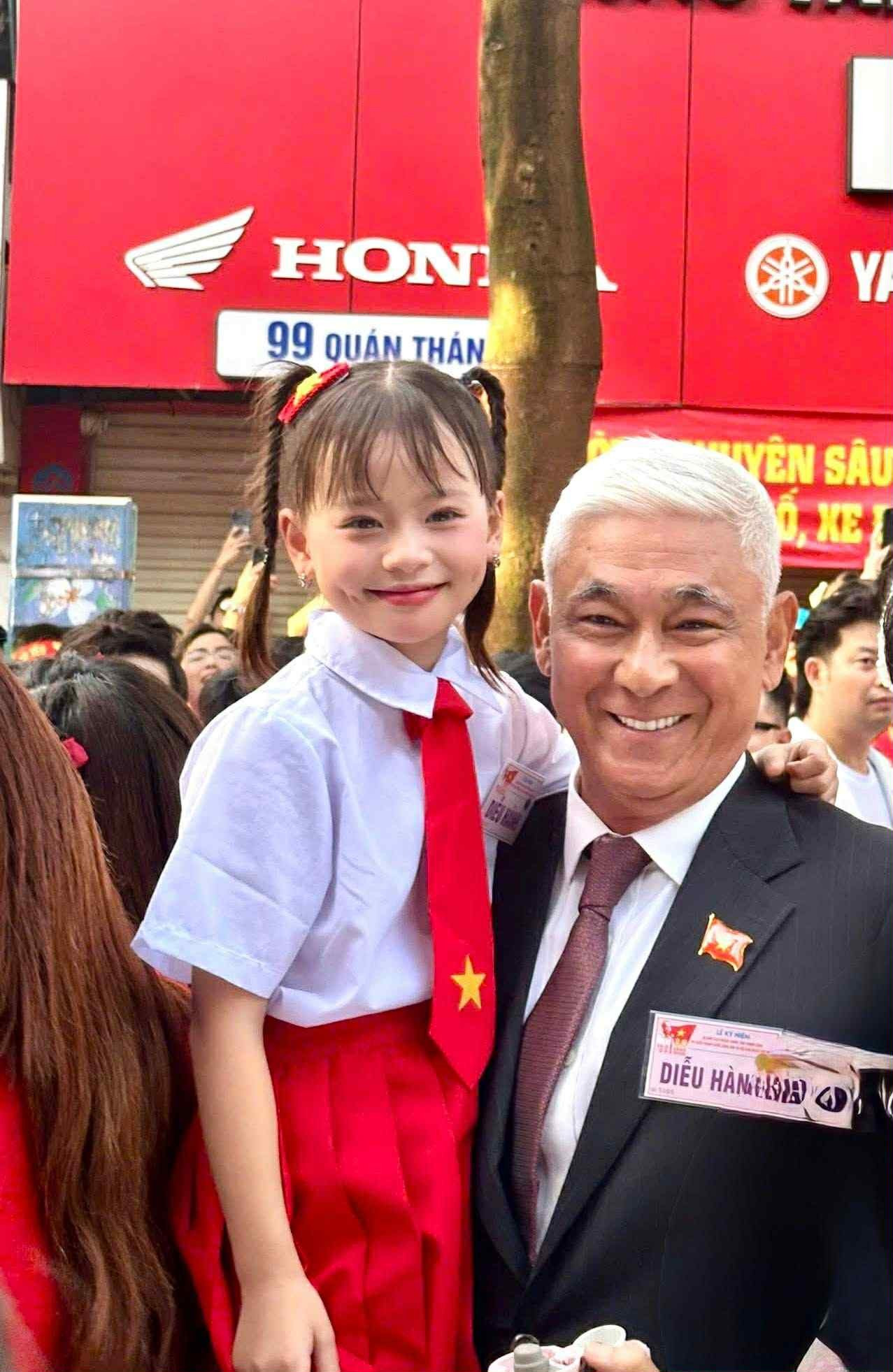 "Ông bố" gây chú ý khi luôn cận kề Mỹ Tâm ở A80 là ai? - Ảnh 3.