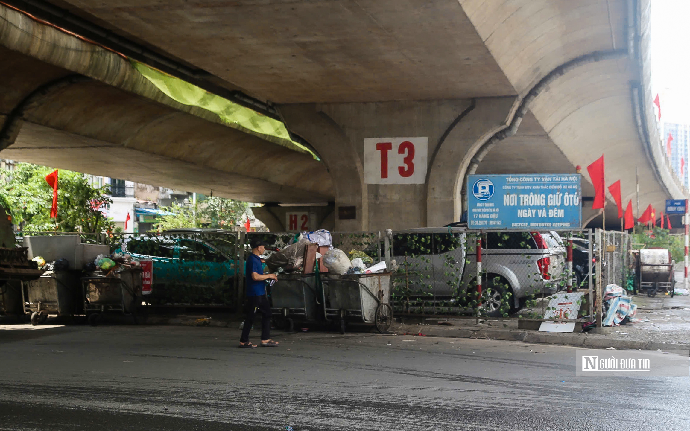 Hà Nội: Cận cảnh những gầm cầu đang làm bãi trông xe - Ảnh 2.