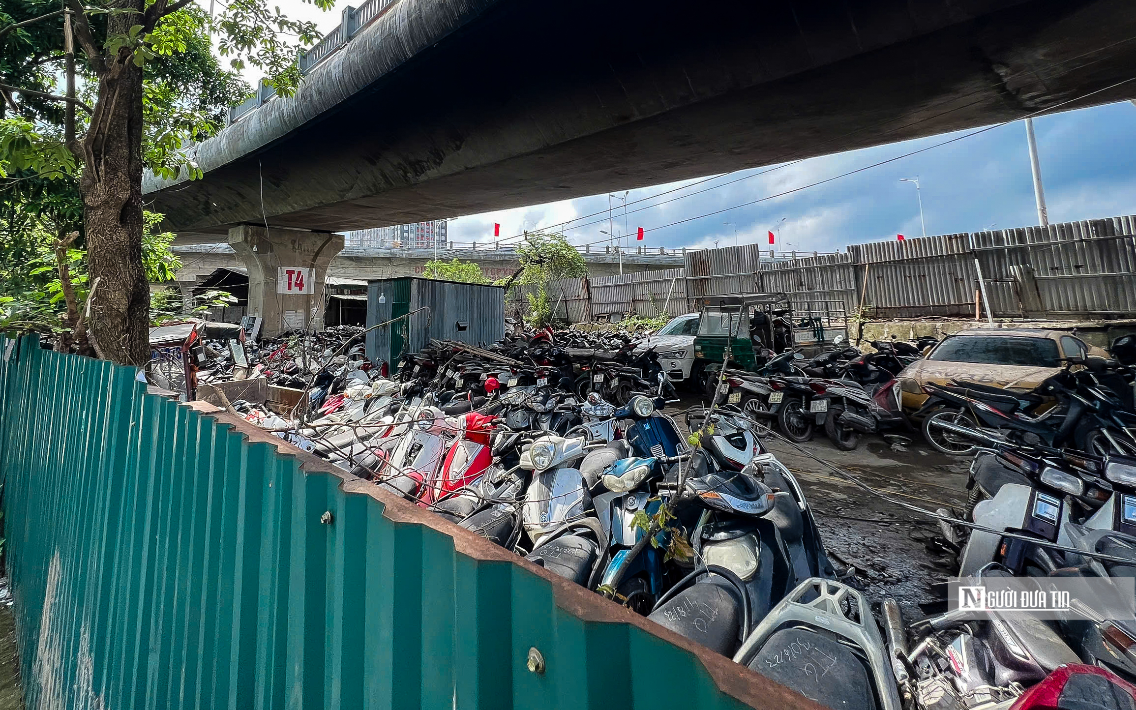 Hà Nội: Cận cảnh những gầm cầu đang làm bãi trông xe - Ảnh 1.