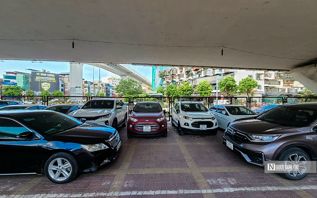 Hà Nội: Cận cảnh những gầm cầu đang làm bãi trông xe - Ảnh 13.