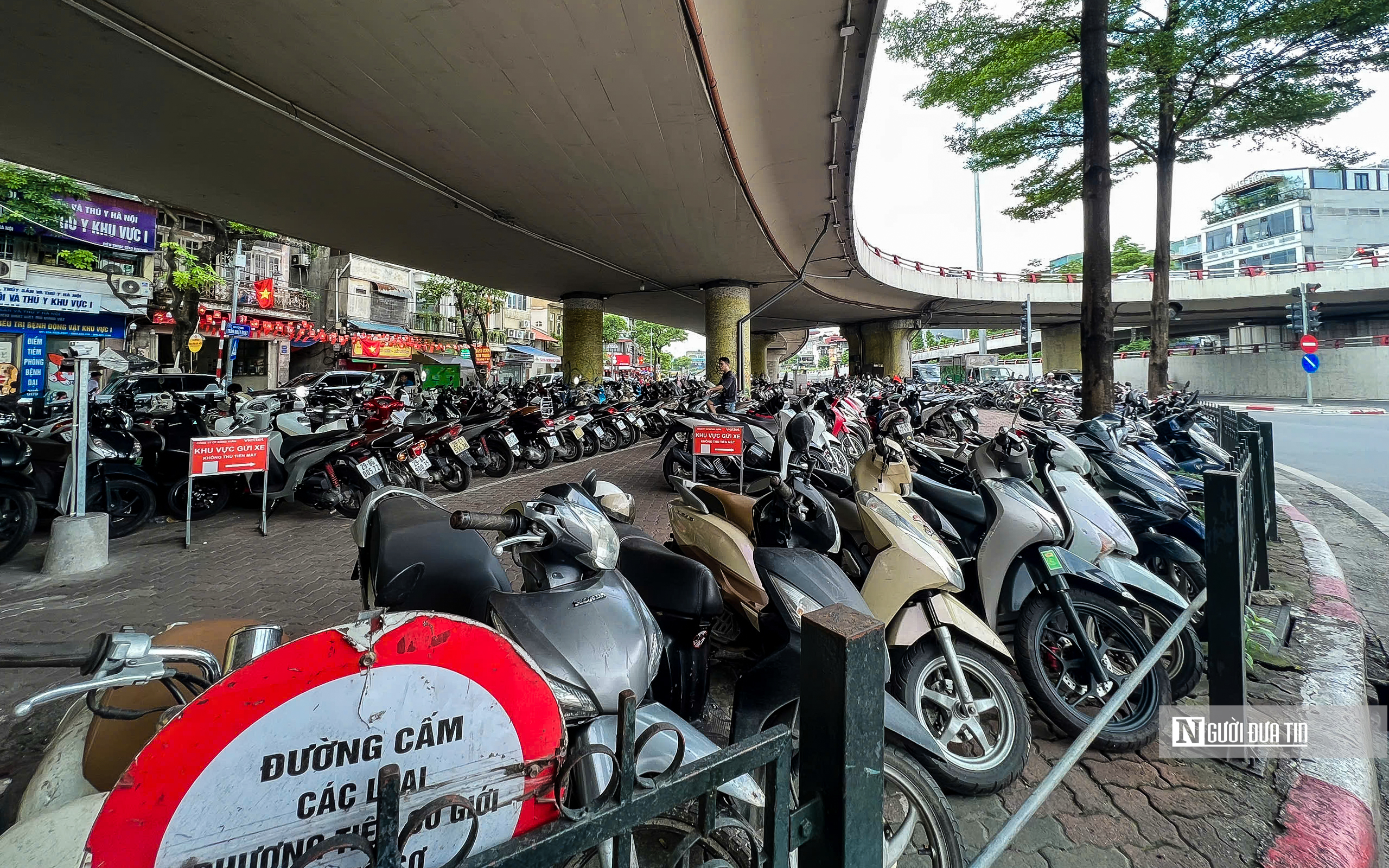 Hà Nội: Cận cảnh những gầm cầu đang làm bãi trông xe - Ảnh 5.