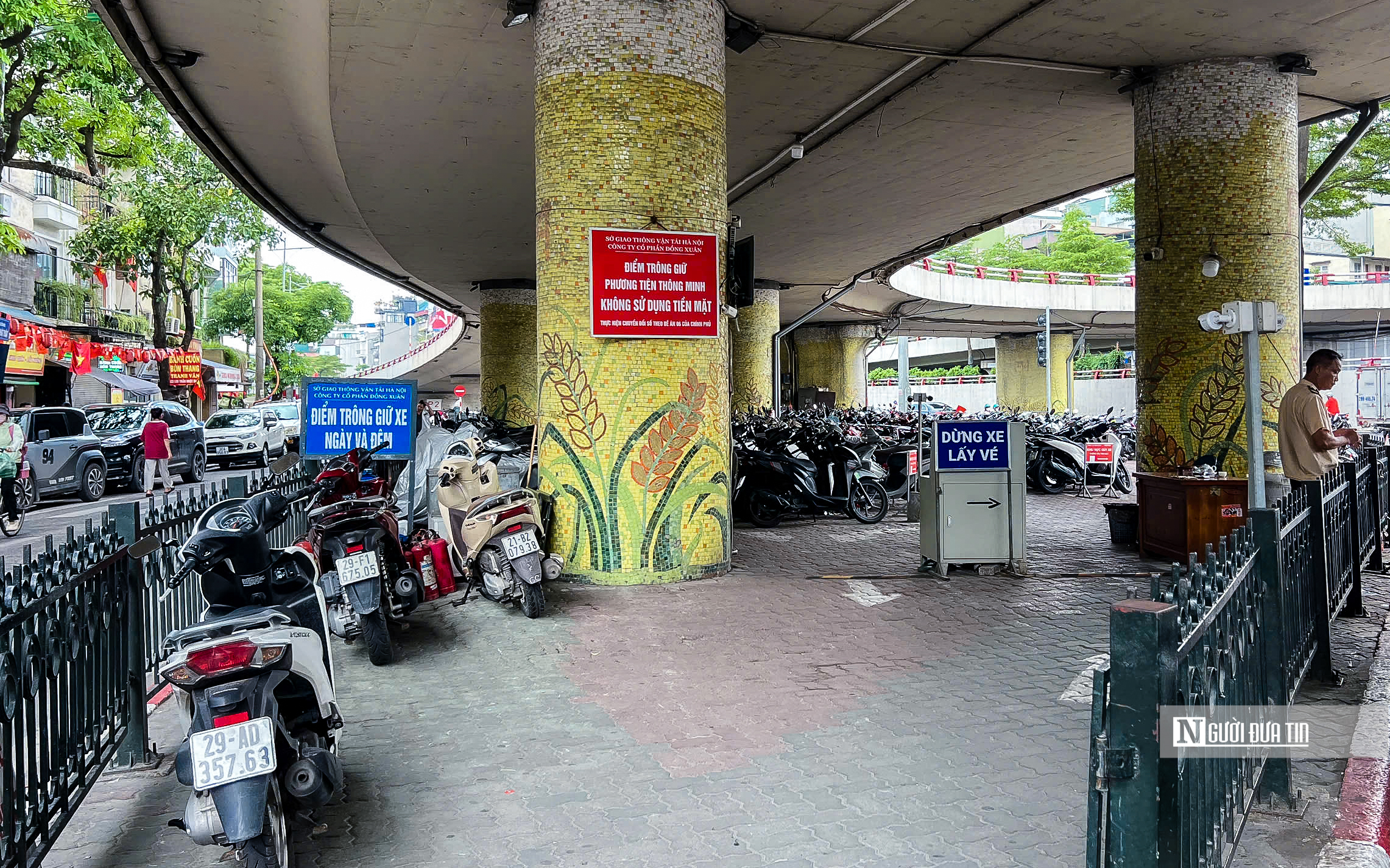 Hà Nội: Cận cảnh những gầm cầu đang làm bãi trông xe - Ảnh 6.