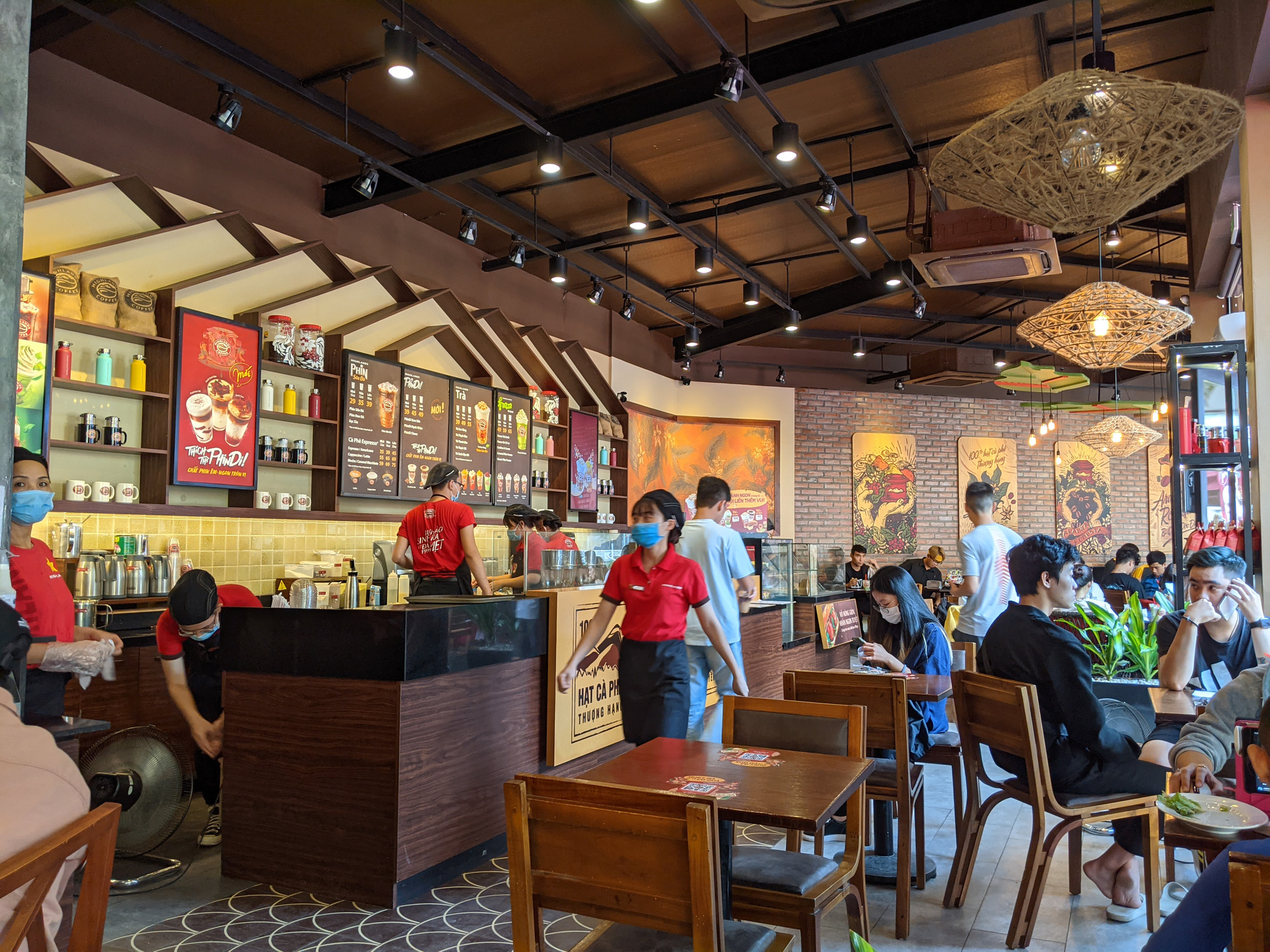"Đại gia" gà rán Jollibee thắng lớn tại Việt Nam- Ảnh 1. "Đại gia" gà rán Jollibee thắng lớn tại Việt Nam- Ảnh 1.