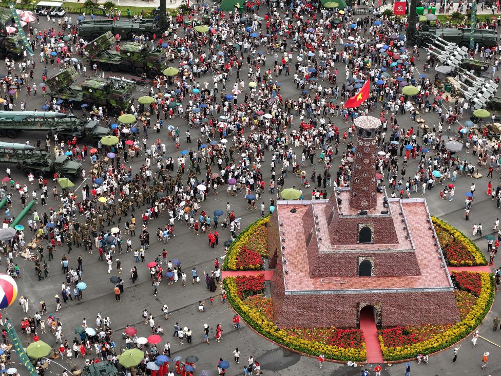 Đón gần 1,2 triệu lượt khách sau 3 ngày mở cửa: Trung tâm Triển lãm Việt Nam “gây sốt” với tiêu chuẩn vận hành chuyên nghiệp - Ảnh 2.