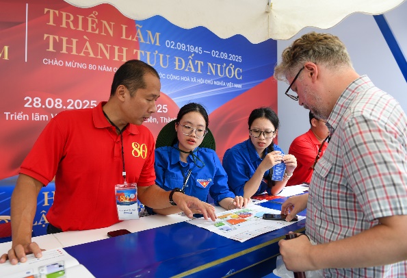 Đón gần 1,2 triệu lượt khách sau 3 ngày mở cửa: Trung tâm Triển lãm Việt Nam “gây sốt” với tiêu chuẩn vận hành chuyên nghiệp - Ảnh 7.