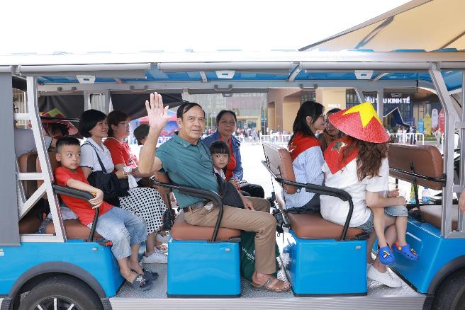 Đón gần 1,2 triệu lượt khách sau 3 ngày mở cửa: Trung tâm Triển lãm Việt Nam “gây sốt” với tiêu chuẩn vận hành chuyên nghiệp - Ảnh 8.