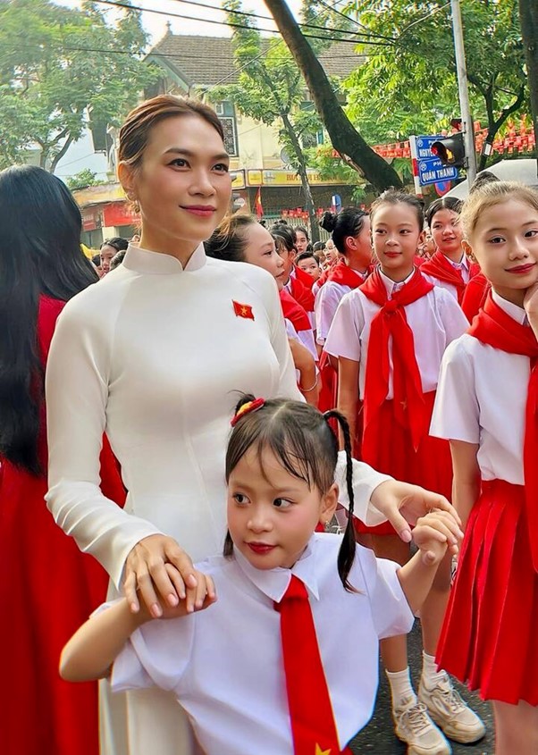 Giọng ca nhí 7 tuổi gây ấn tượng khi tự tin hát "Tiến quân ca" cùng Mỹ Tâm - Ảnh 2.