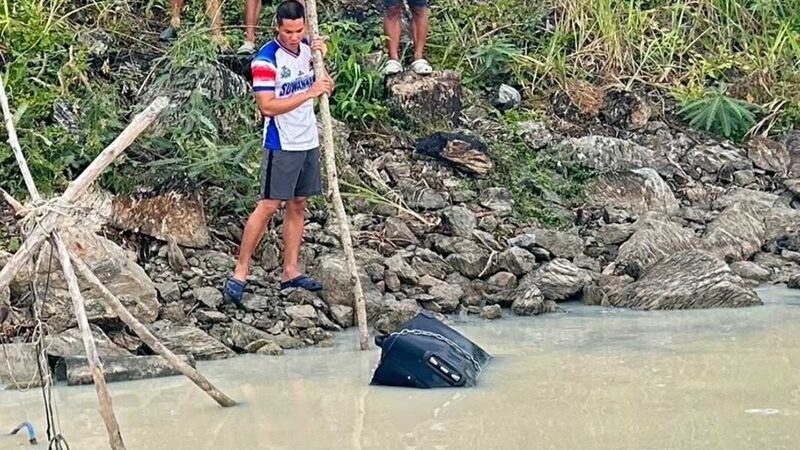 Phát hiện vali màu đen trong hồ nước và bí mật bất ngờ bên trong- Ảnh 1. Phát hiện vali màu đen trong hồ nước và bí mật bất ngờ bên trong- Ảnh 1.