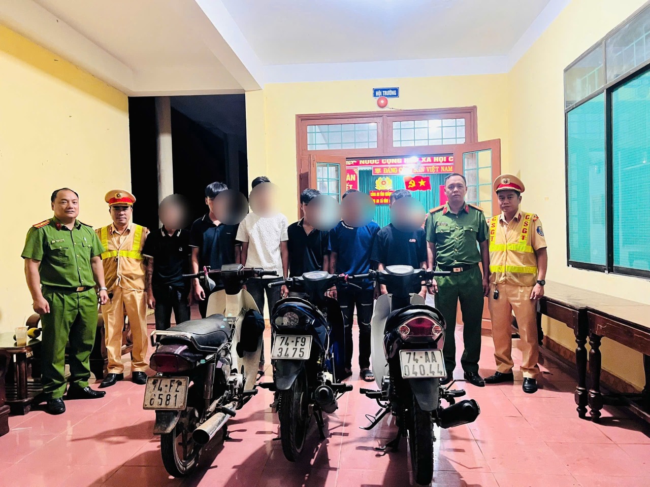 Xử lý 6 thanh niên đi xe lạng lách, "chọi" nhau trên quốc lộ - Ảnh 1.