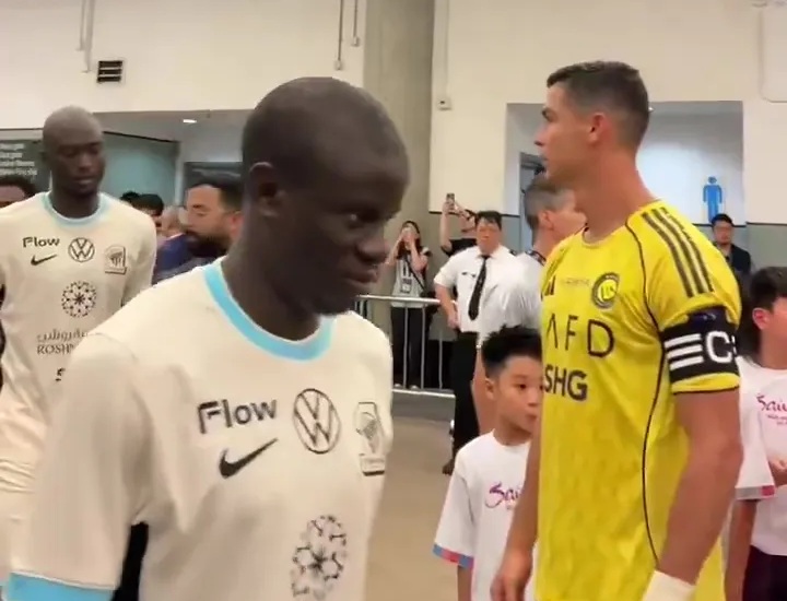 CĐV thích thú khi Kante "phớt lờ" Ronaldo - Ảnh 1. CĐV thích thú khi Kante "phớt lờ" Ronaldo - Ảnh 1.