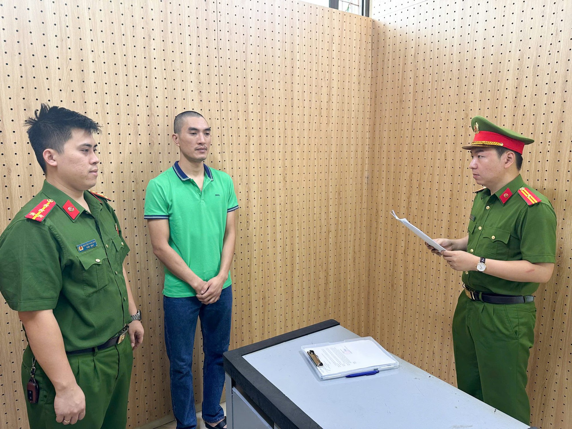 Khởi tố cựu nhân viên ngân hàng lừa gần 8 tỷ đồng thỏa "niềm đam mê" đánh bạc - Ảnh 1.