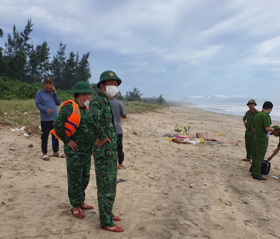 Phát hiện 2 thi thể ngư dân mất tích, cận cảnh hiện trường trục vớt tàu bị nạn - Ảnh 1.