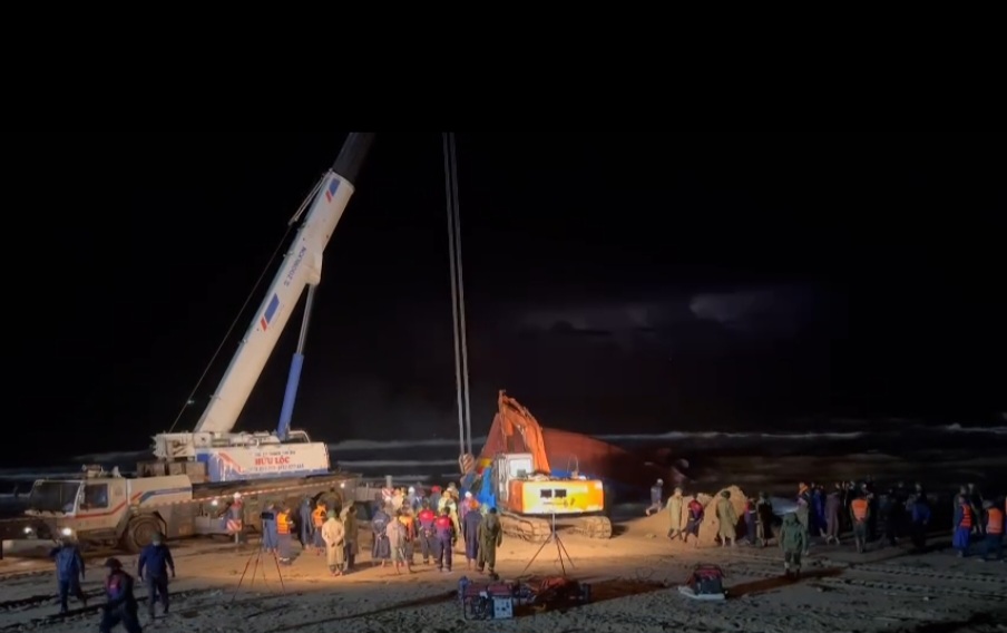 Phát hiện 2 thi thể ngư dân mất tích, cận cảnh hiện trường trục vớt tàu bị nạn - Ảnh 2.