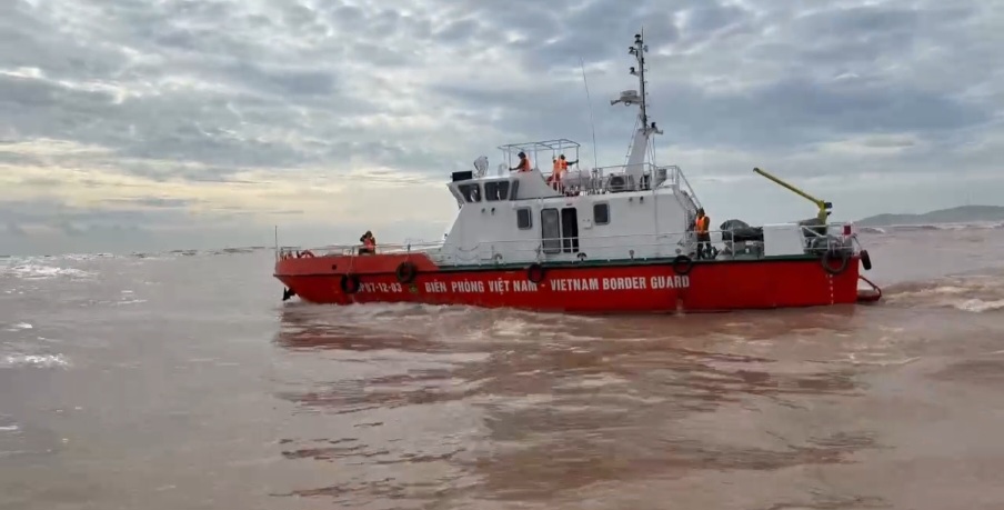 Phát hiện 2 thi thể ngư dân mất tích, cận cảnh hiện trường trục vớt tàu bị nạn - Ảnh 3.