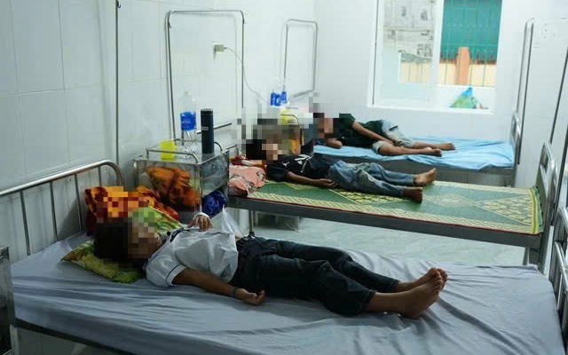 Sau bữa ăn tối, nhiều học sinh đau bụng nhập viện - Ảnh 2.