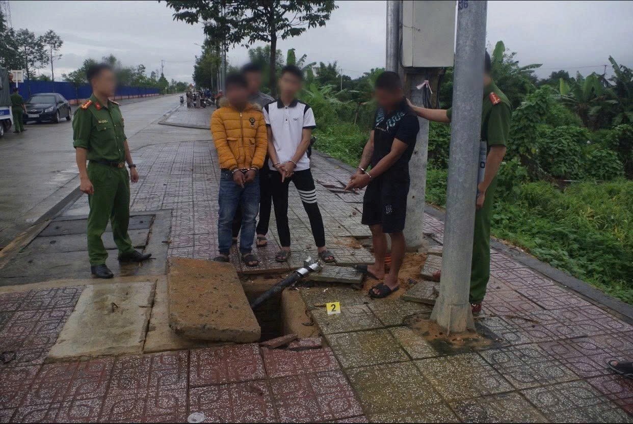 Quảng Ngãi: Công an bắt nhanh nhóm chuyên “rút ruột” đường điện ngầm- Ảnh 1.