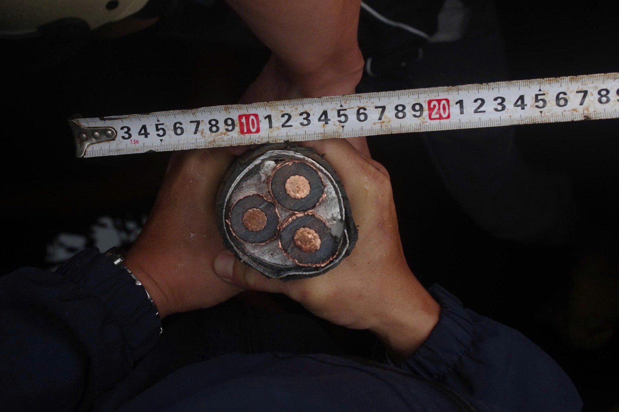 Quảng Ngãi: Công an bắt nhanh nhóm chuyên “rút ruột” đường điện ngầm- Ảnh 3.