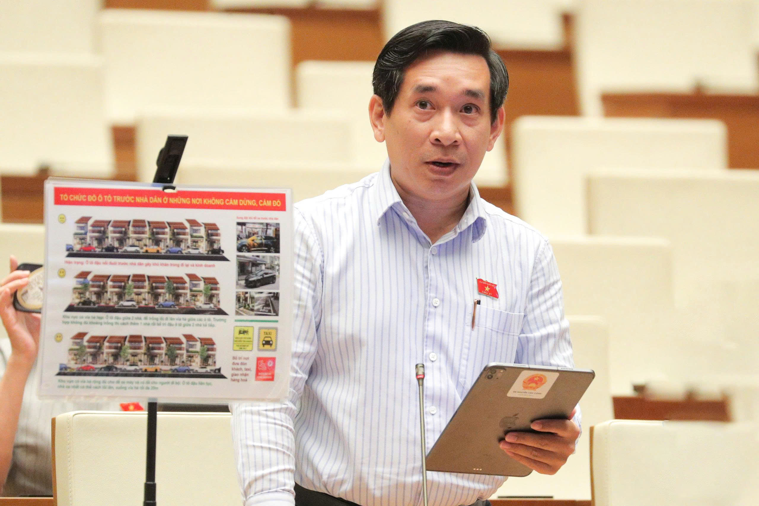 ĐBQH mang sơ đồ minh hoạ, hiến kế cách đỗ ô tô tránh mâu thuẫn, bị phá hỏng - Ảnh 1.