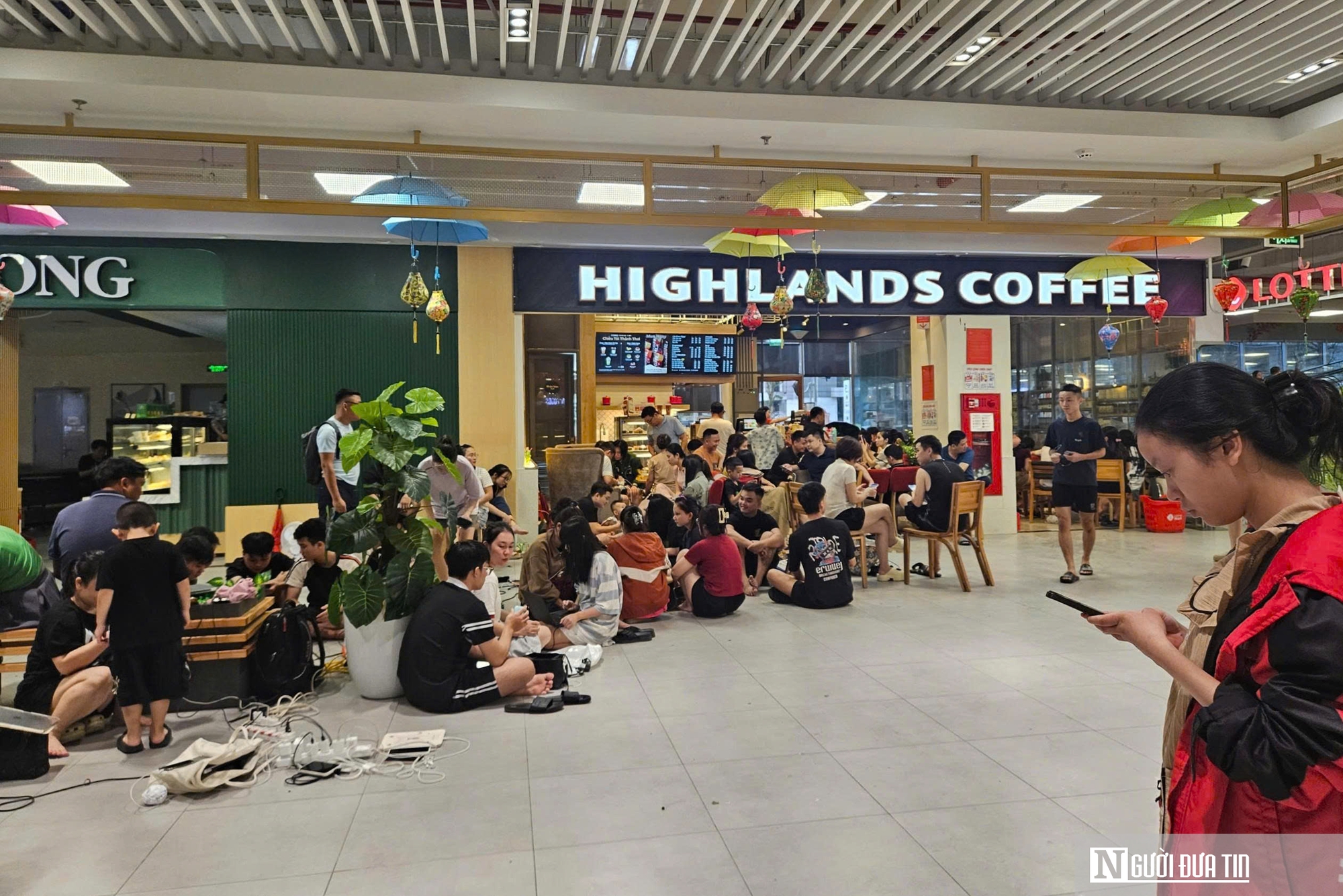 Mất điện kéo dài do bão BuaLoi, dân đổ xô đến các trung tâm thương mại sạc  thiết bị điện- Ảnh 1.