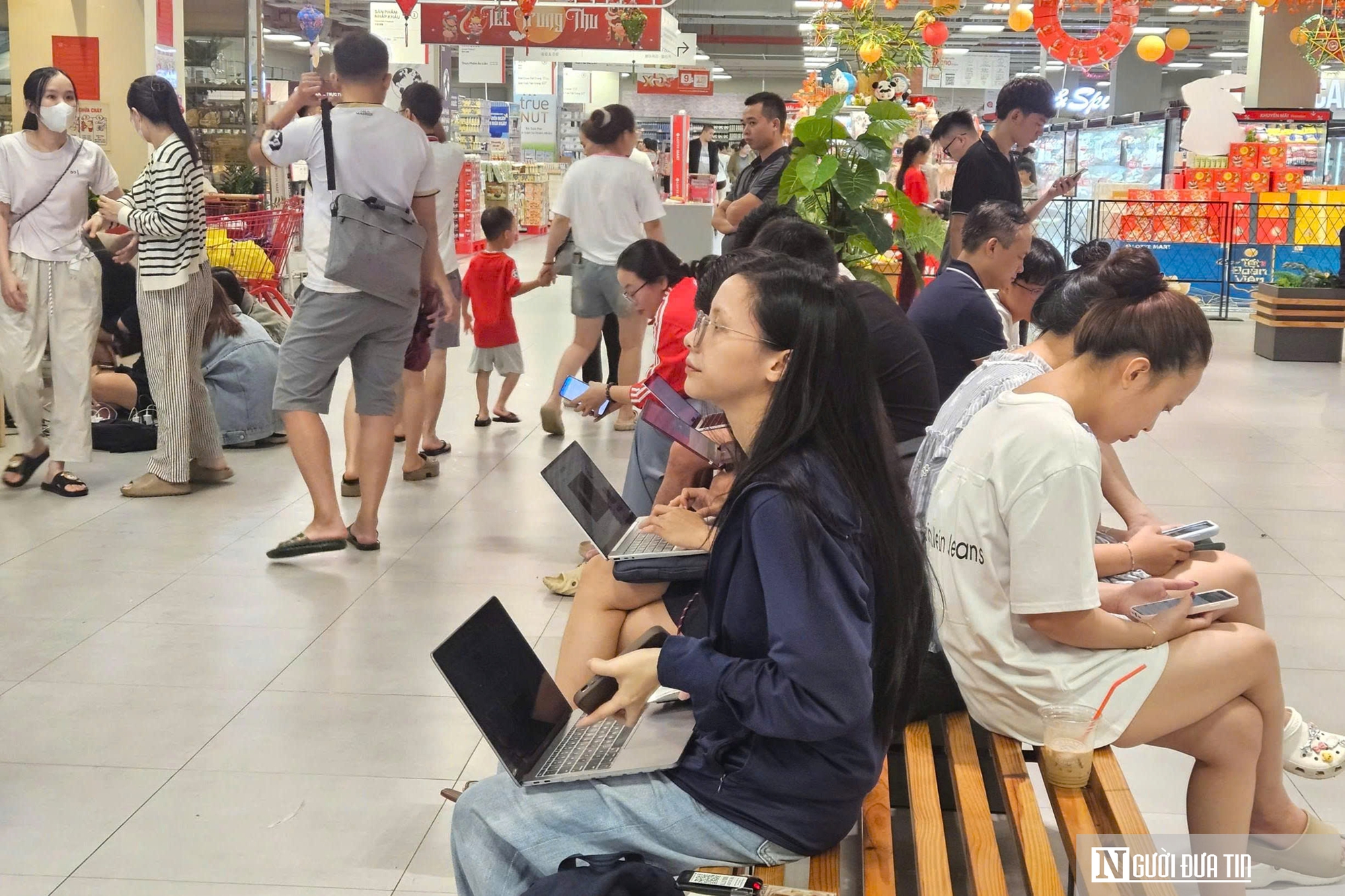 Mất điện kéo dài do bão BuaLoi, dân đổ xô đến các trung tâm thương mại sạc  thiết bị điện- Ảnh 3.