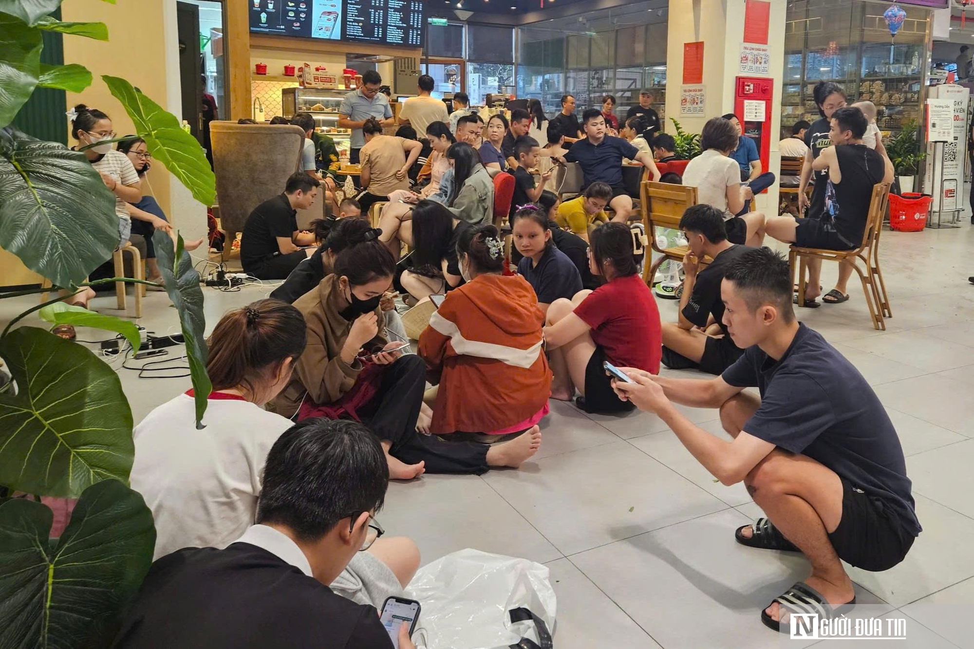 Mất điện kéo dài do bão BuaLoi, dân đổ xô đến các trung tâm thương mại sạc  thiết bị điện- Ảnh 5.