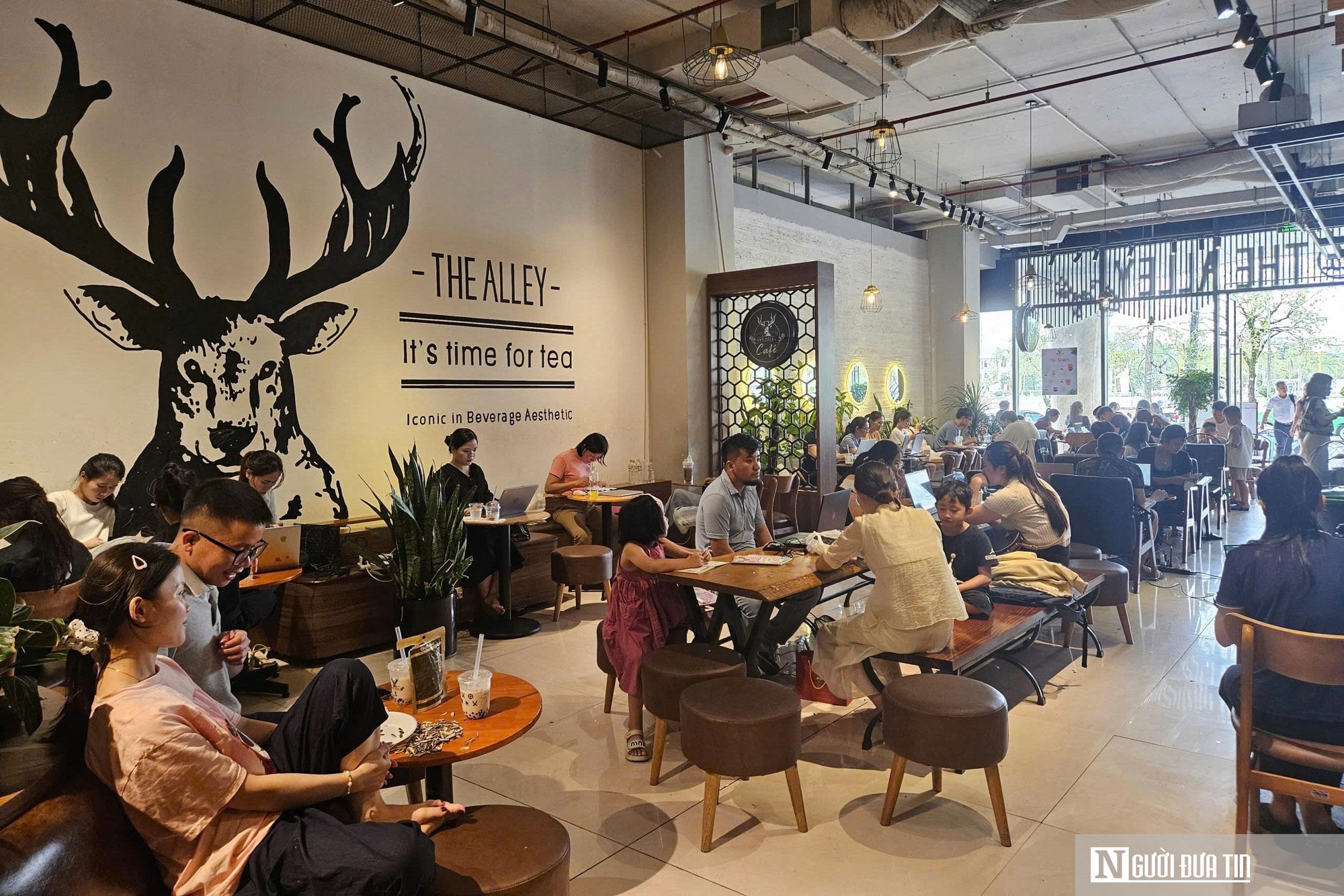 Mất điện kéo dài do bão BuaLoi, dân đổ xô đến các trung tâm thương mại sạc  thiết bị điện- Ảnh 6.
