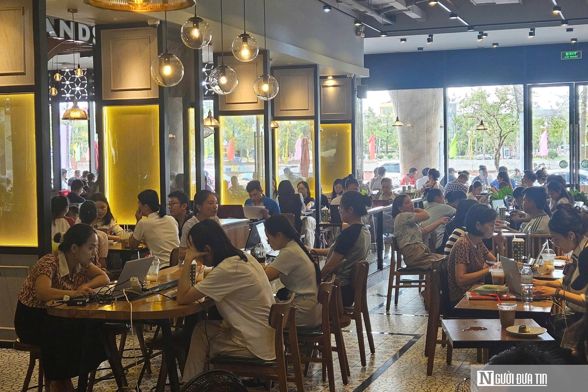 Mất điện kéo dài do bão BuaLoi, dân đổ xô đến các trung tâm thương mại sạc  thiết bị điện- Ảnh 7.