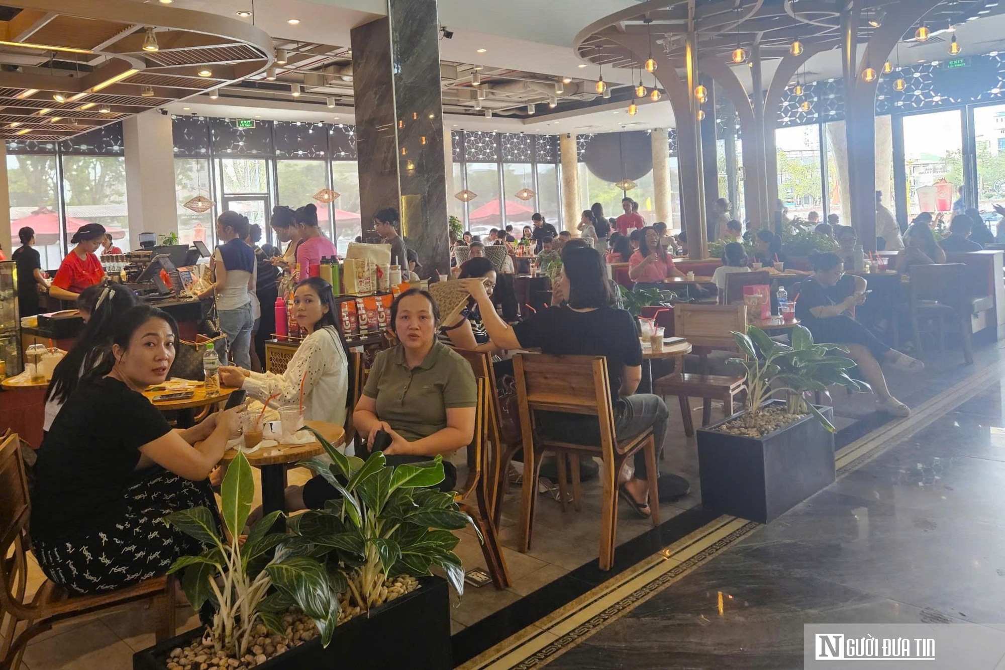Mất điện kéo dài do bão BuaLoi, dân đổ xô đến các trung tâm thương mại sạc  thiết bị điện- Ảnh 8.