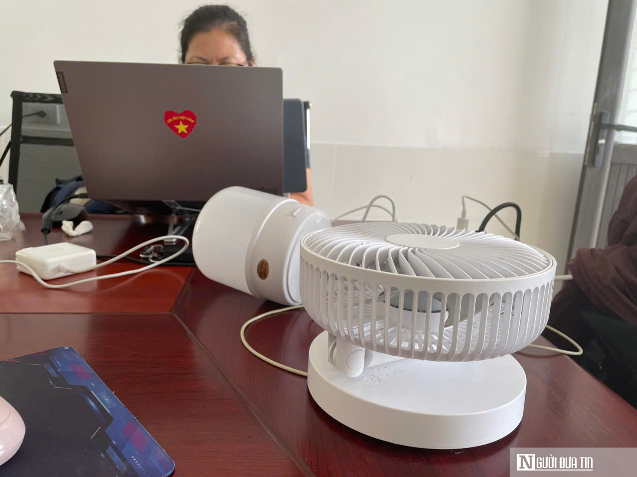 Mất điện kéo dài do bão BuaLoi, dân đổ xô đến các trung tâm thương mại sạc  thiết bị điện- Ảnh 9.