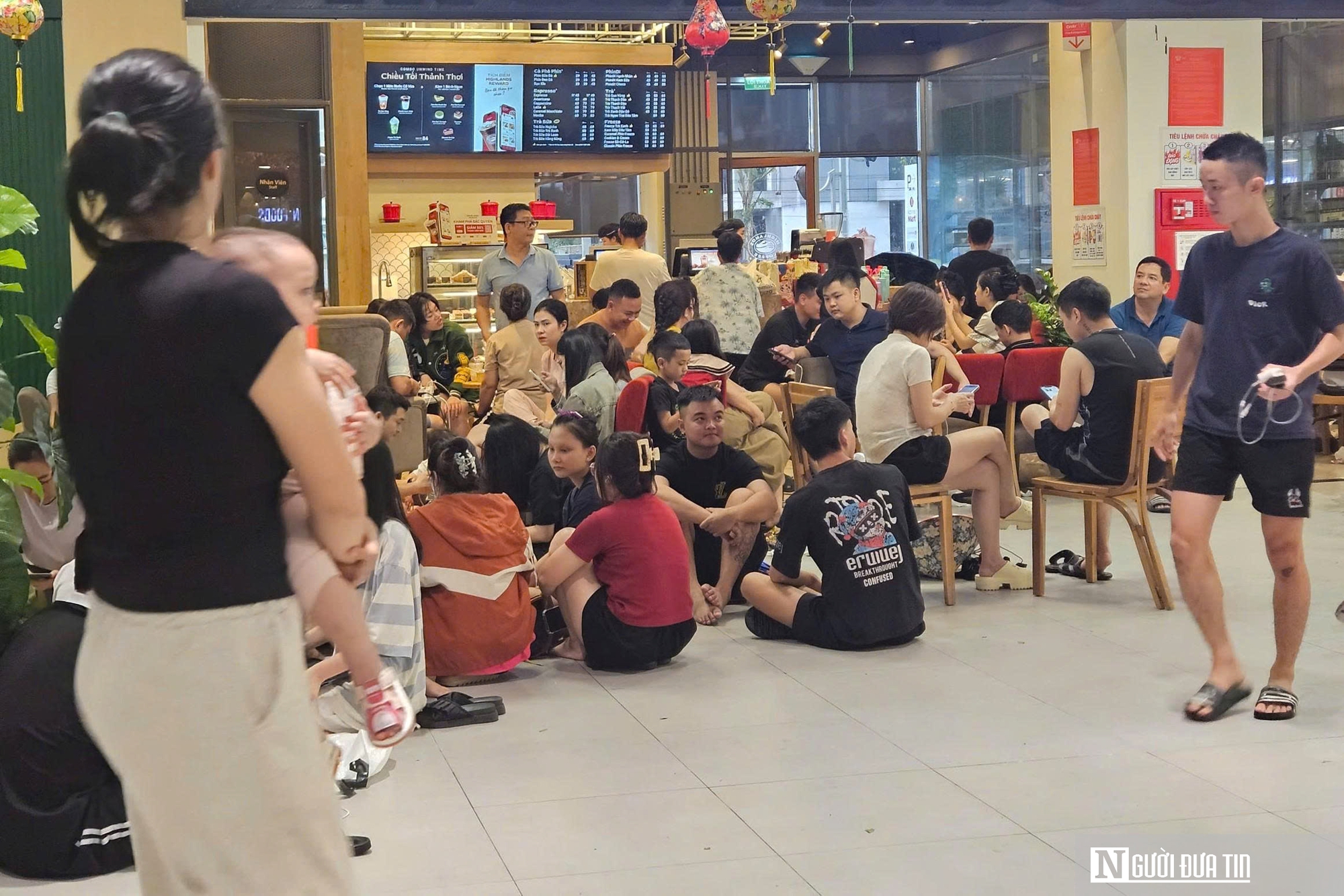Mất điện kéo dài do bão BuaLoi, dân đổ xô đến các trung tâm thương mại sạc  thiết bị điện- Ảnh 12.
